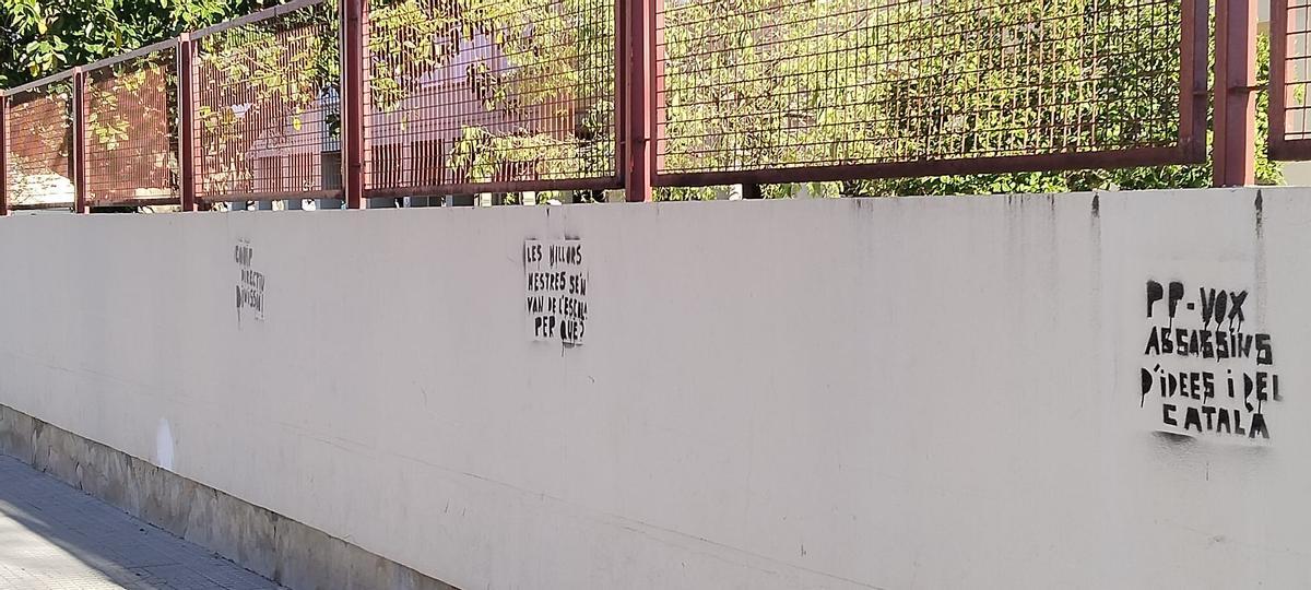 Dos de las pintadas aparecidas este domingo en el colegio del Molinar