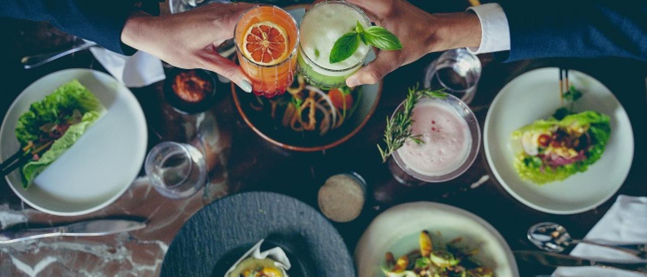 Una mesa del Botànic con distintos platos a base de vegetales.