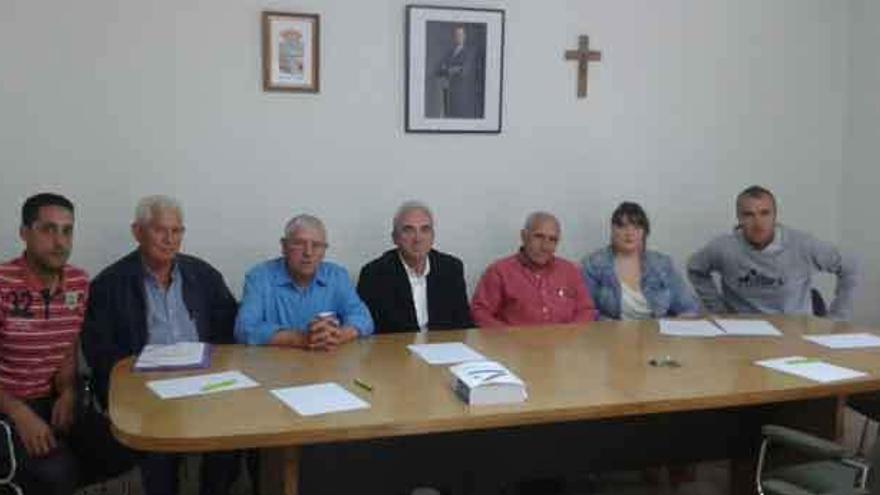 Miembros de la corporación municipal de Fonfría con su alcalde, Jesús Lira, en el centro.