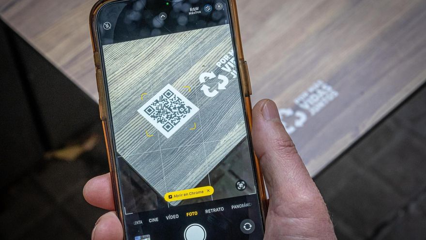 Miles de códigos QR que están pegados en España tienen un virus: una criminóloga alerta de los peligros de escanearlos