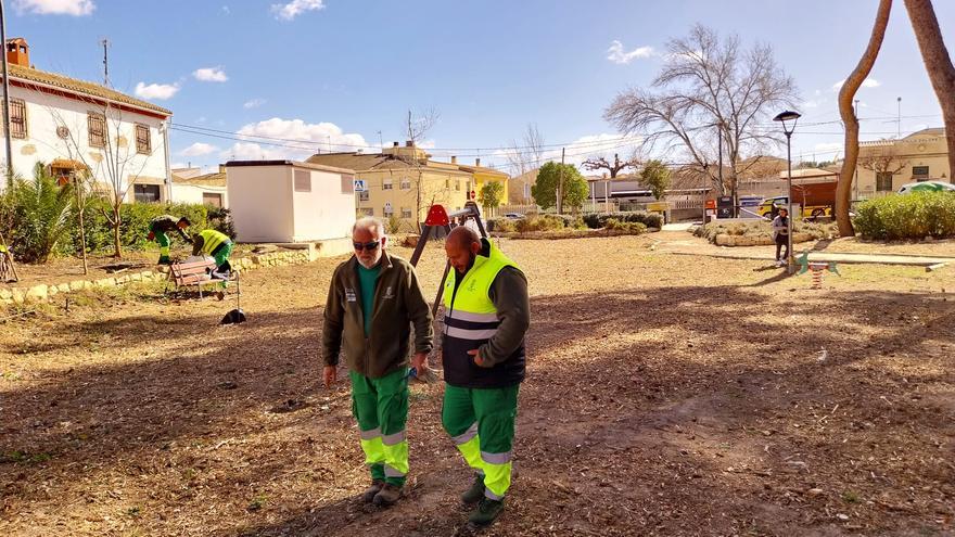 Villena realiza tareas de mantenimiento en la pinada de Las Virtudes