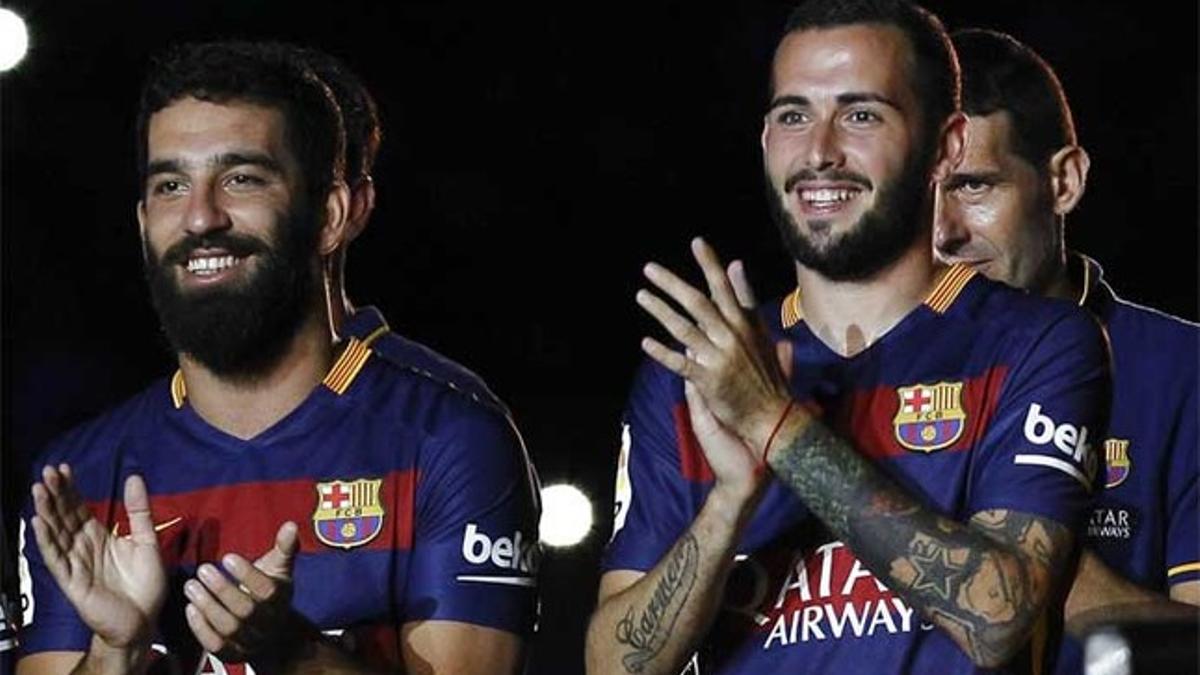 Arda Turan y Aleix Vidal, en su presentación como jugadores del FC Barcelona en el Joan Gamper