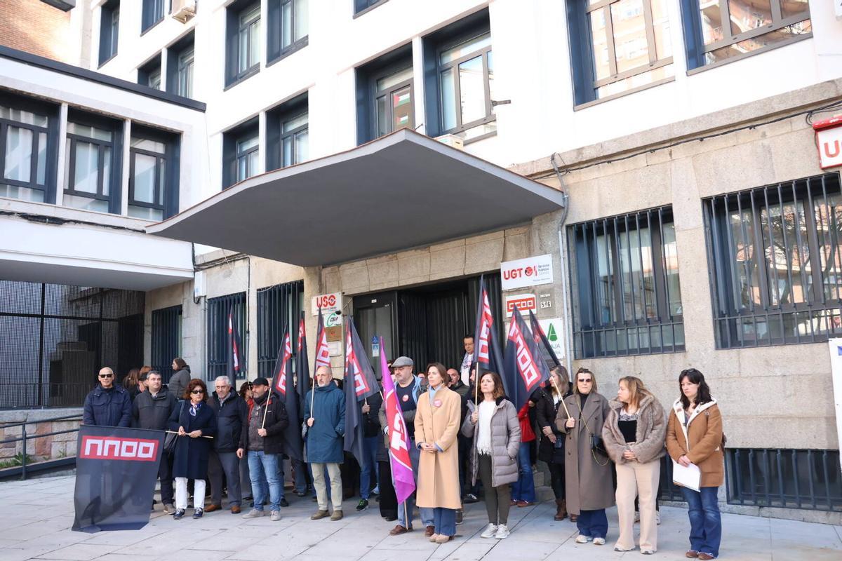 Trabajadores de CCOO y UGT durante el minuto de silencio convocado en señal de duelo por la muerte del trabajador de Mahíde.