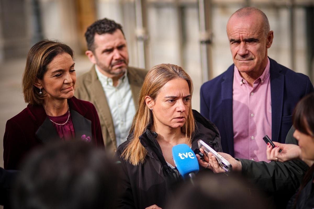 La alcaldesa de Getafe, Sara Hernández, junto a la portavoz del PSOE en el Ayuntamiento de Madrid, Reyes Maroto, y el portavoz del PSOE en el Ayuntamiento de Sevilla, Antonio Muñoz.