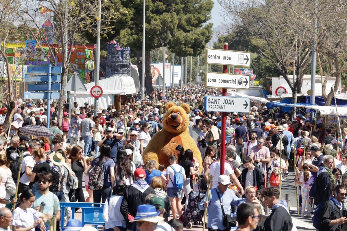 Más de 300.000 personas han participado en la romería a la Santa Faz.