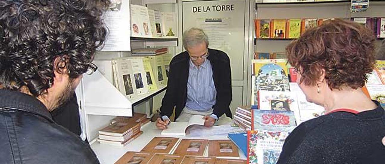 José María Nieto, firmando ejemplares en la Feria del Libro de Madrid.