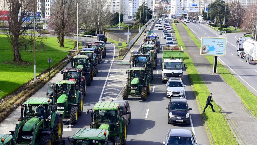 Una veintena de tractores llevan las protestas del sector agrícola al centro de A Coruña