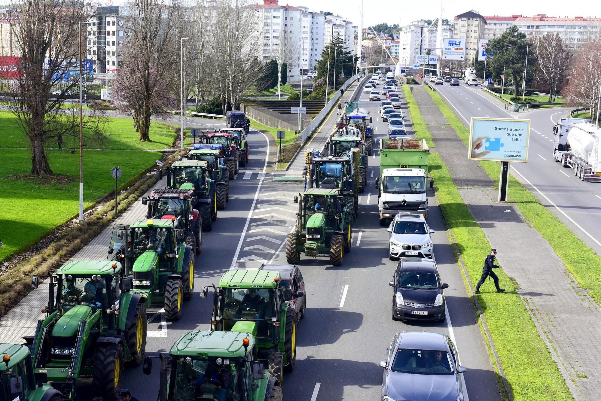 Una veintena de tractores llevan las protestas del sector agrícola al centro de A Coruña
