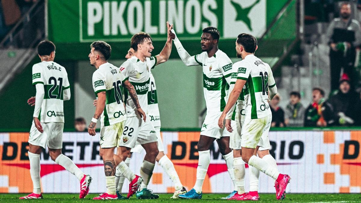 Jugadores del Elchen celebran un gol en uno de sus encuentros.