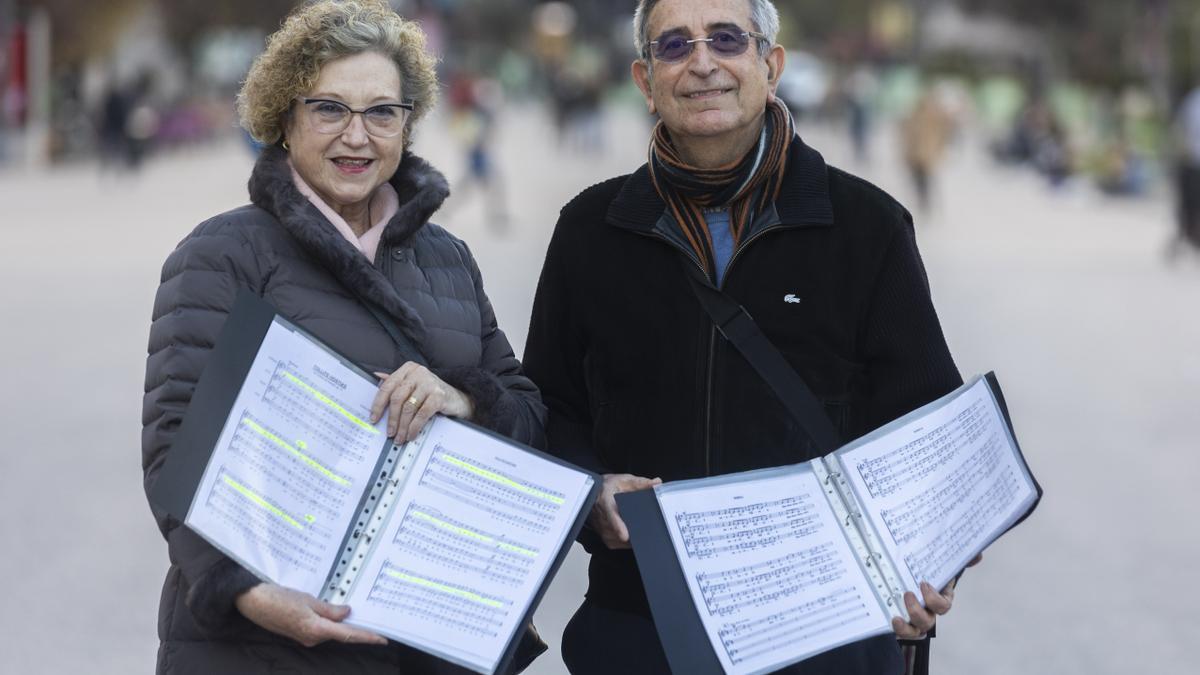 Carmen y Miguel posan junto a las partituras de una de las obras que interpretan en el coro.