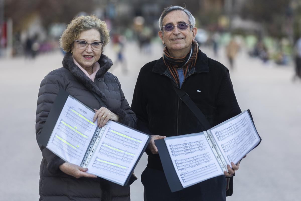 Carmen y Miguel posan junto a las partituras de una de las obras que interpretan en el coro.