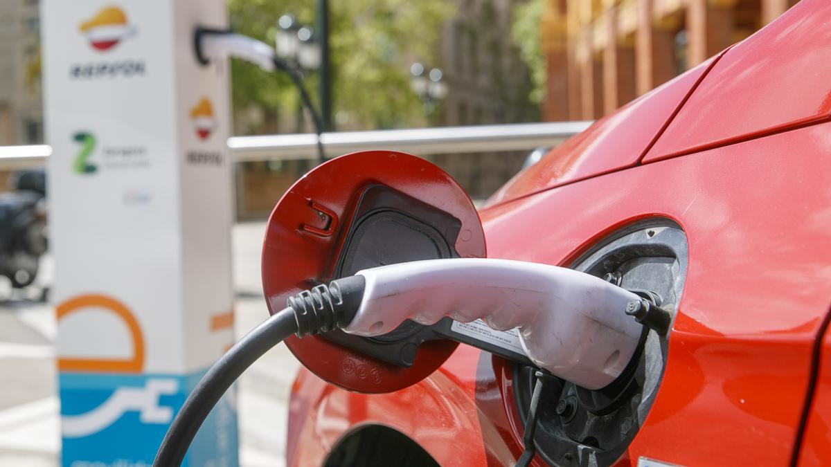 Imagen de un punto de carga de un coche eléctrico en una calle de Zaragoza.