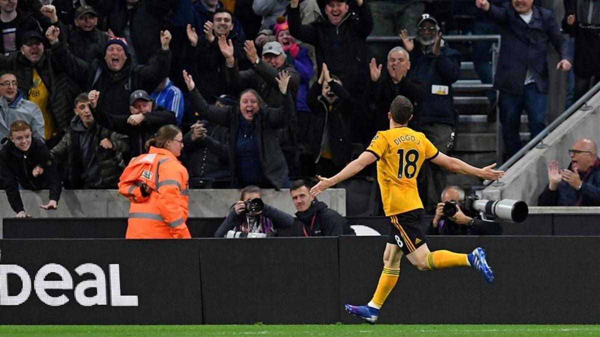 Diogo Jota anotó el 3-0 tras una cantada de Bernd Leno