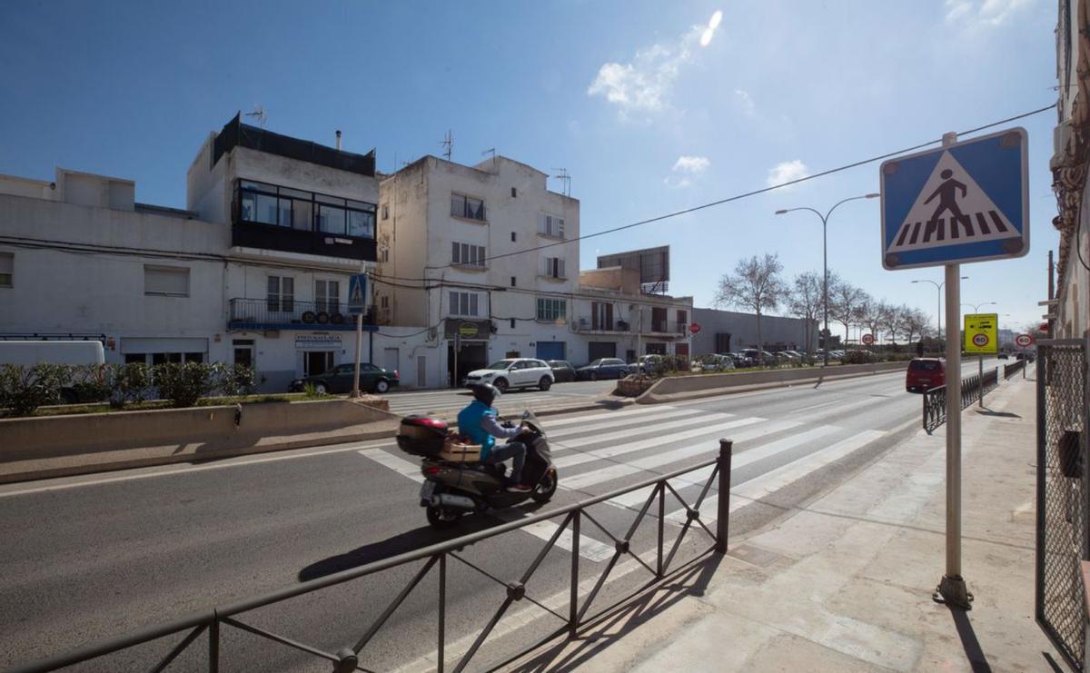 El nuevo semáforo de la avenida de la Paz estará junto a la Comisaría de la Policía Nacional. | VICENT MARÍ