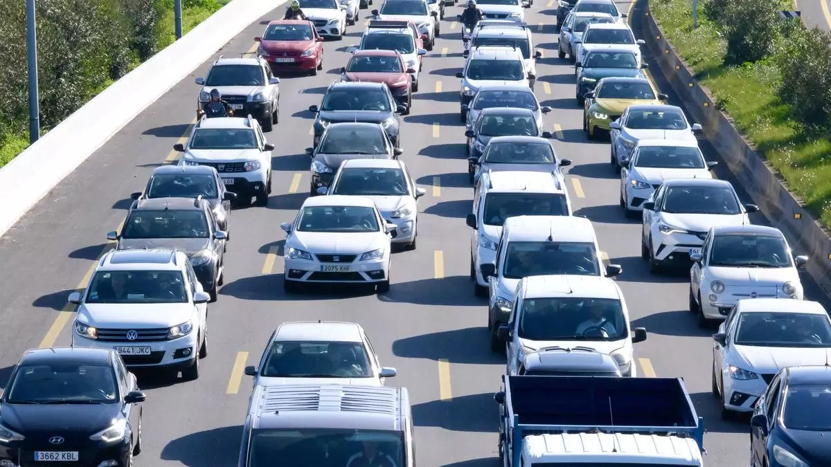 Monumental atasco en la nueva Vía de Cintura de Palma de cuatro carriles