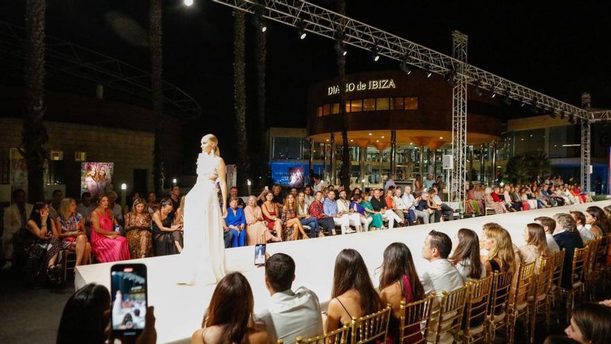 La revista Woman de Prensa Ibérica, grupo al que pertenece Diario de Ibiza,  eligió los jardines de Es Diari para organizar un desfile de moda Adlib.
