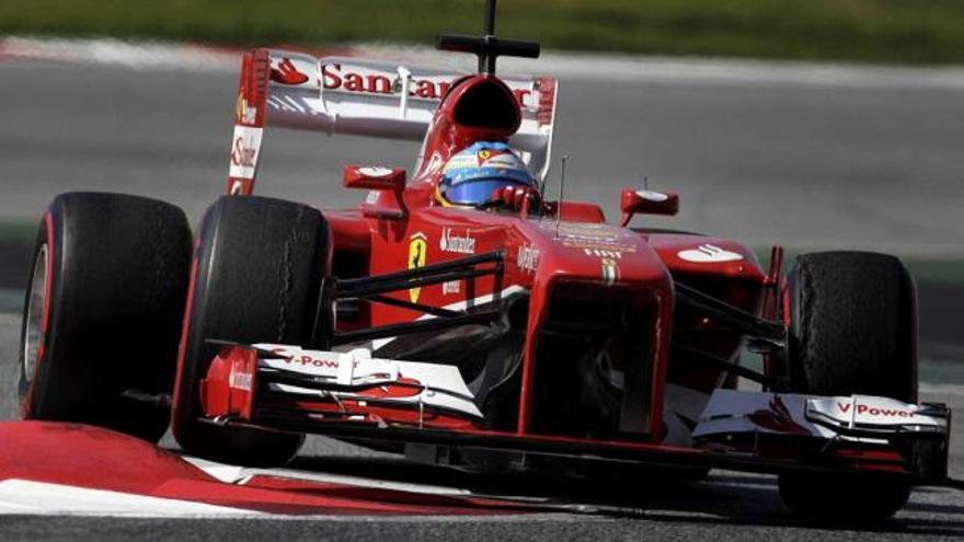 Fernando Alonso rodando con su Ferrari F138, ayer, en los entrenamientos celebrados en el circuito catalán de Montmeló. // Alberto Estévez