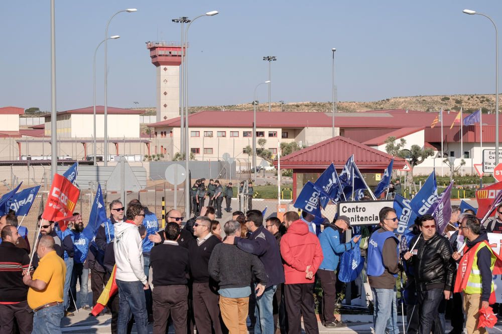 Tensión en la cárcel de Villena por la protesta de los funcionarios