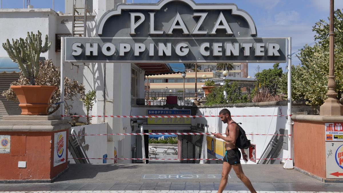 Imagen de archivo del precinto municipal al centro comercial Plaza de Playa del Inglés, que aún permanece cerrado.