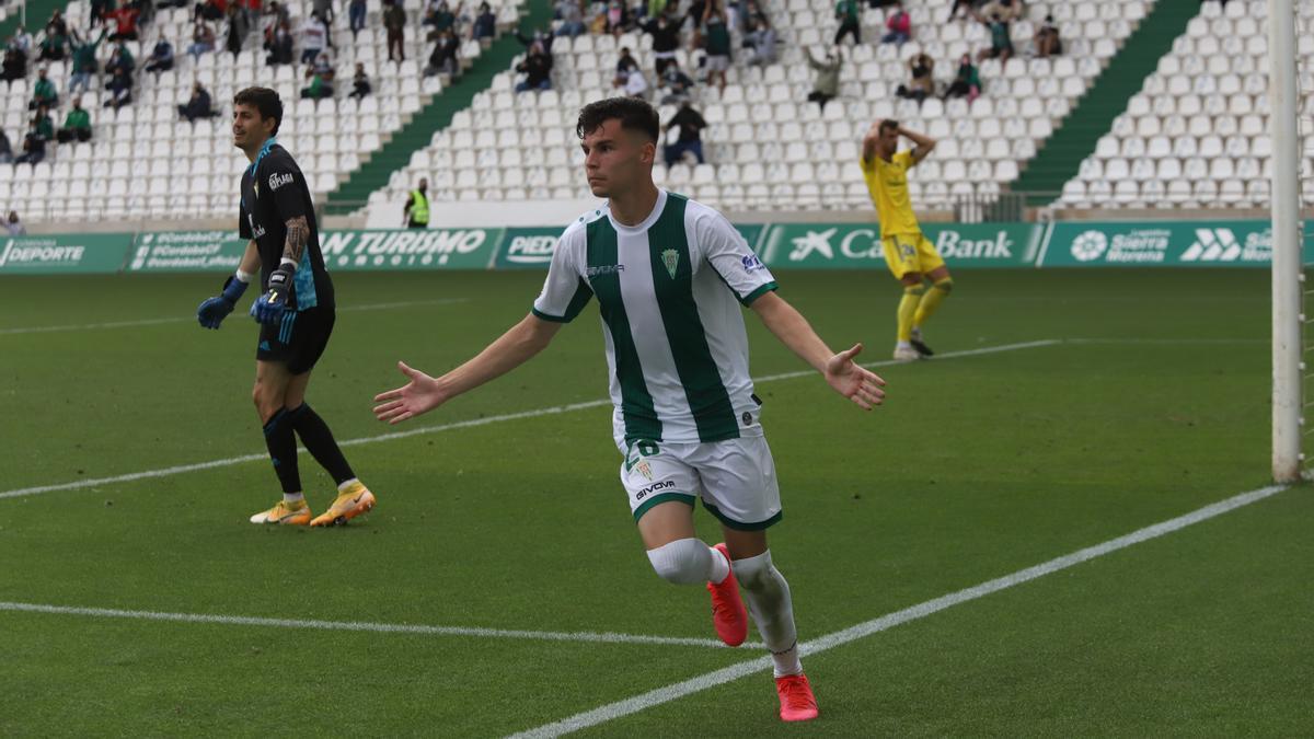 Luismi celebra el gol anotado por el Córdoba CF ante el Cádiz B en El Arcángel, en el cierre de la 2020/21.