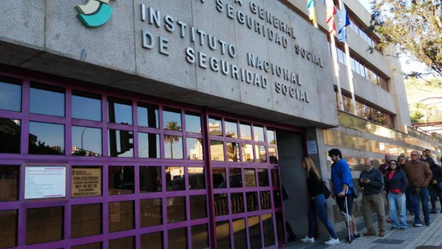 Colas en el Instituto Nacional de la Seguridad Social de Las Palmas de Gran Canaria.