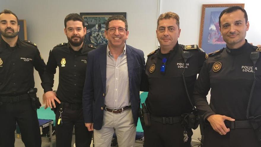 El alcalde de Petrer con agentes participantes en la donación