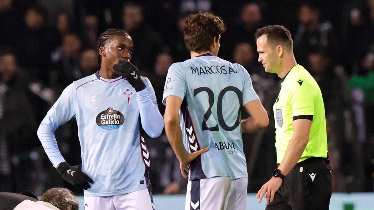 Ilaix Moriba y Marcos Alonso conversan con el colegiado eslovaco Ivan Kruzliak en el duelo de este jueves en el Estadio Toumba.