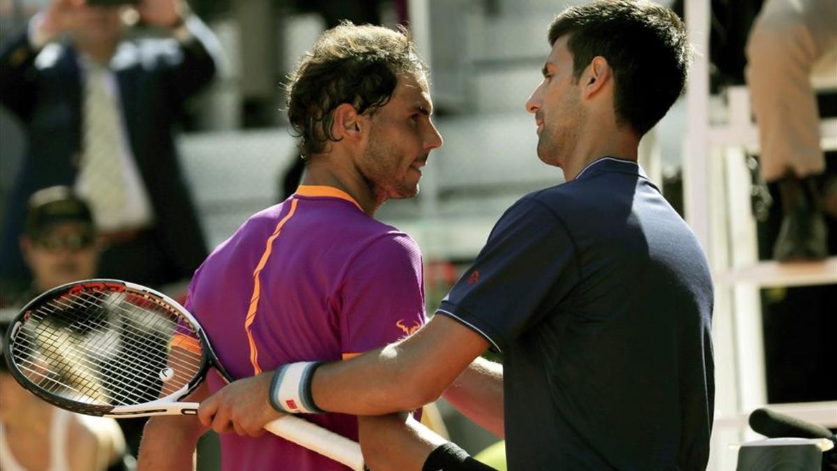 Nadal y Djokovic se saludan al final del partido