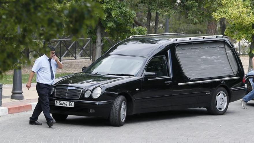 Despiden al conductor de una funeraria por ponerle flamenco a la hija del muerto