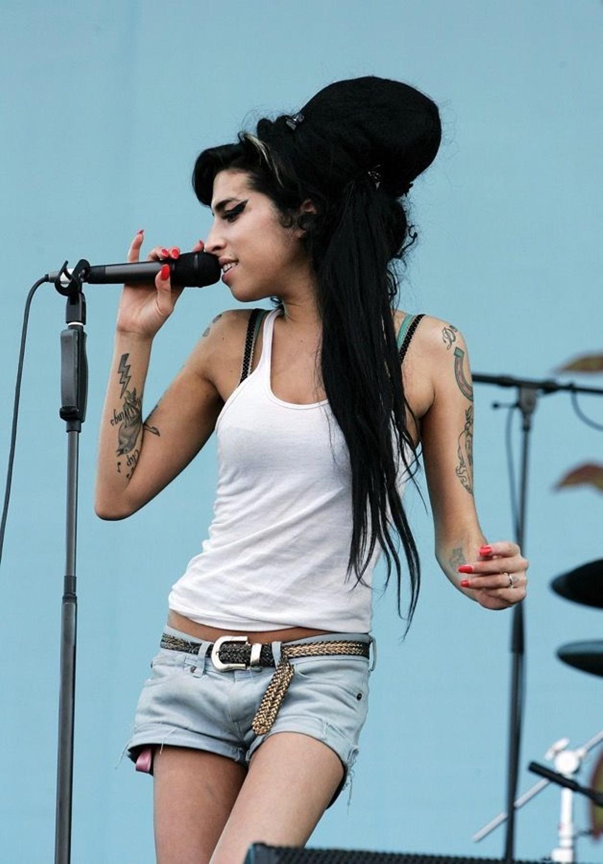Amy Winehouse, con el peinado que la hizo popular