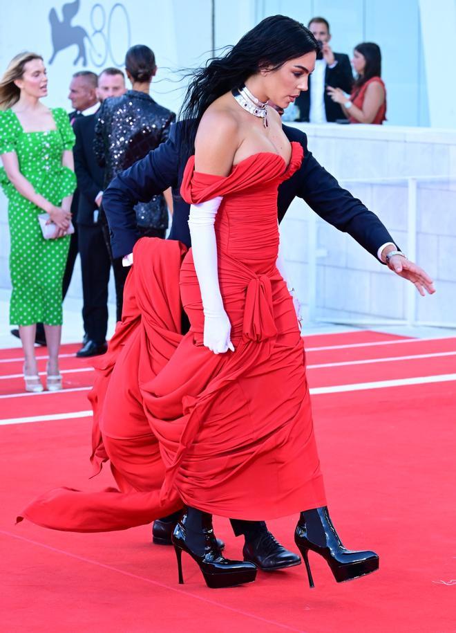 Georgina Rodríguez con botas negras en la alfombra roja de Venecia