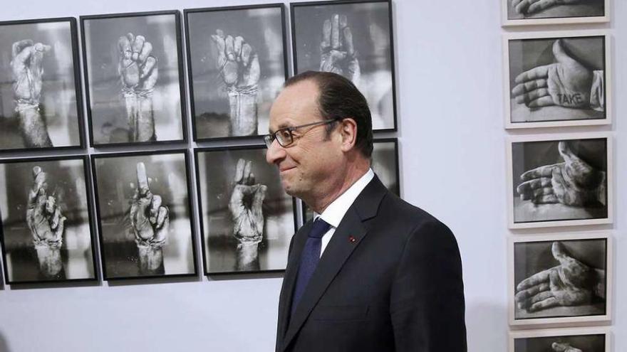 Hollande, ayer, en la inauguración de la Feria de Arte de París. // Reuters