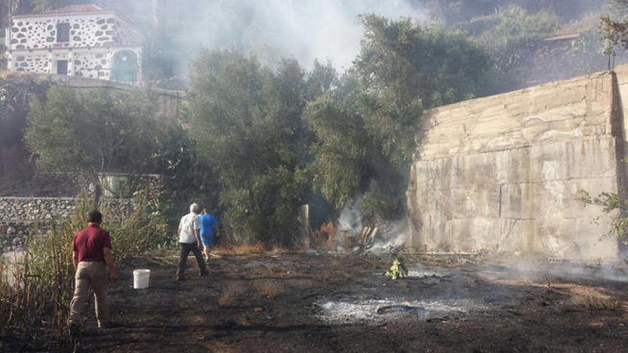 Un incendio quema unos rastrojos en El Morisco