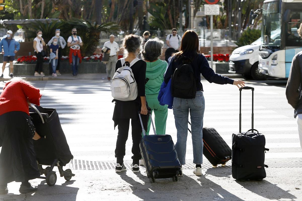 Turistas con sus maletas en Málaga.