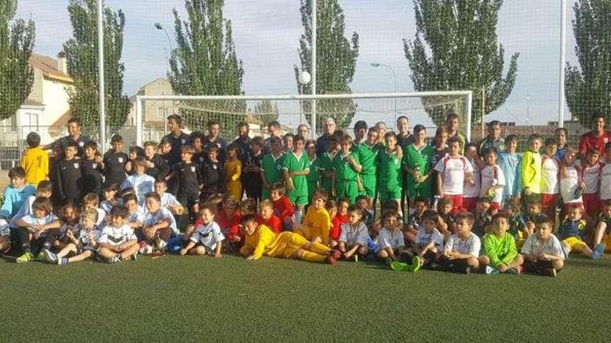 Foto de familia del V Trofeo Ciudad de Benavente celebrado el pasado sábado.