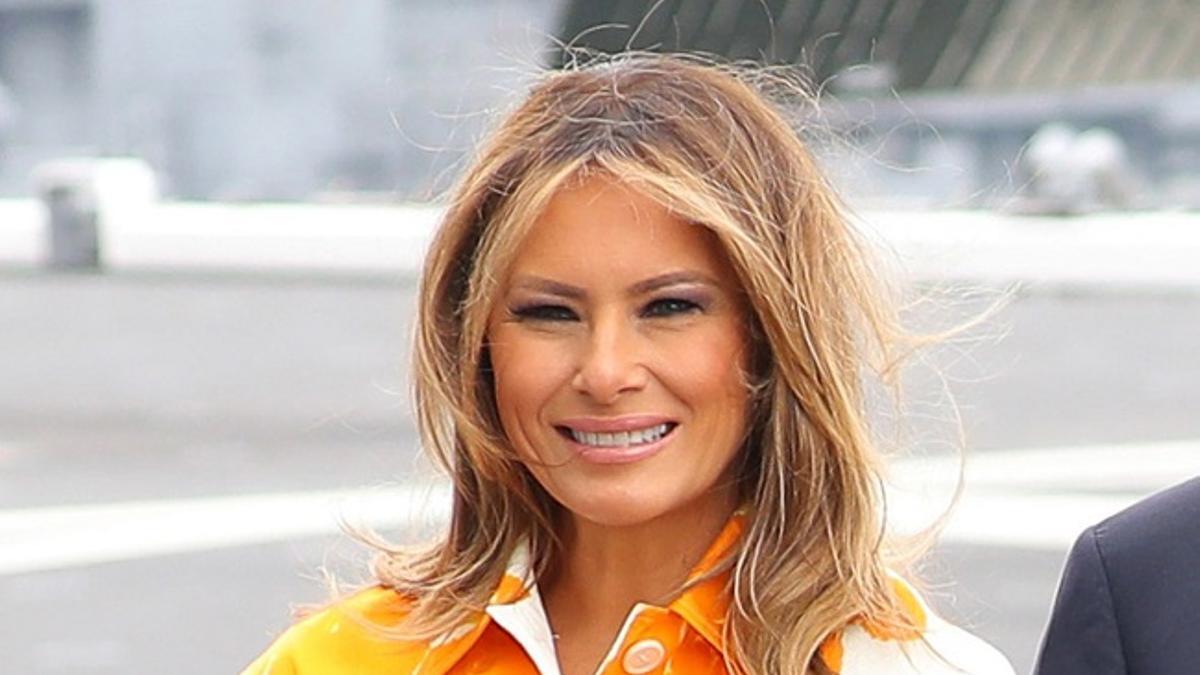 El trench con estampado naranja de Melania Trump