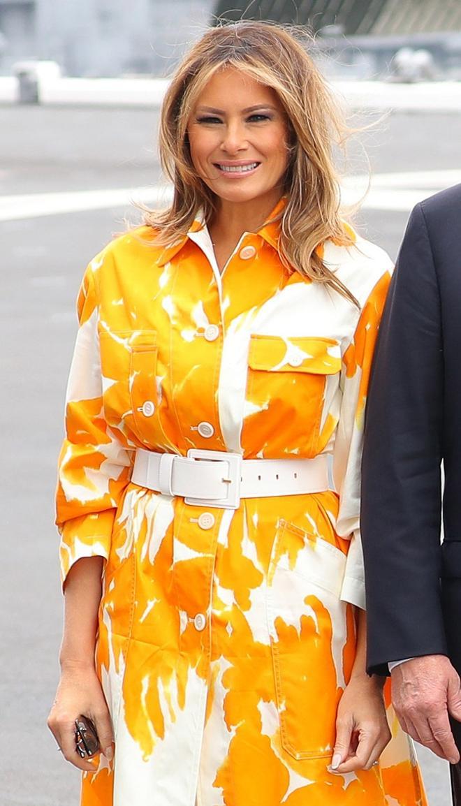 El trench con estampado naranja de Melania Trump