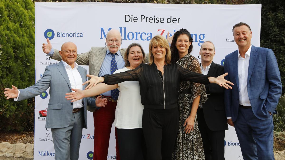 Von links nach rechts: Gastgeber Michael Popp, Preisträger Axel Thorer, die Gründerinnen von Hope Mallorca Sonja Willner, Heimke Manfeld und Jasmin Nordiek, MZ-Chef Ciro Krauthausen und Preisträger Edwin Weindorfer.