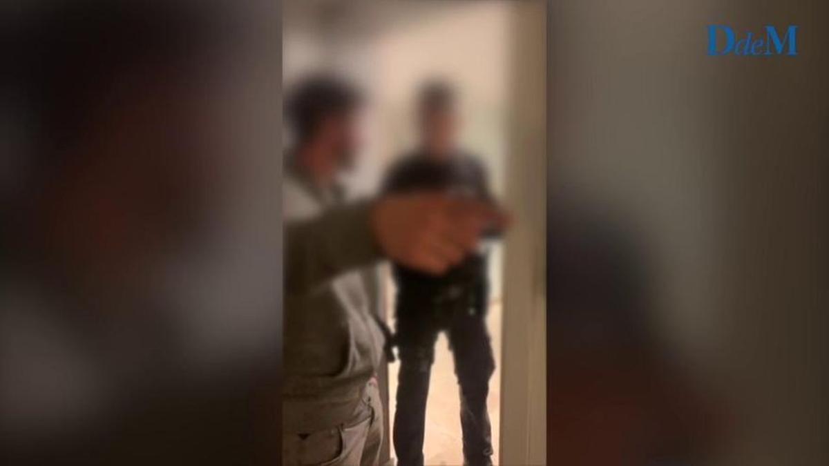 Policías nacionales irrumpen en un piso de Palma durante el estado de alarma por el coronavirus. /REDACCIÓN