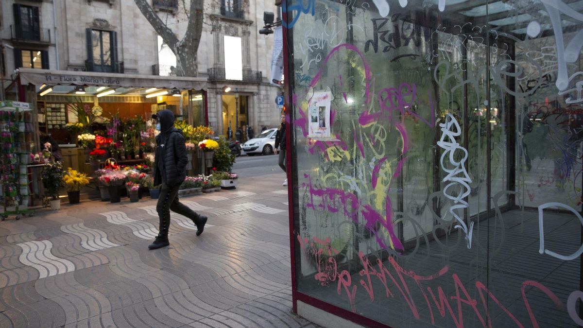 BARCELONA 08/02/2022 BARCELONA mejoras que piden los vecinos para la Rambla, las baldosas estan rotas a lo largo de toda la Rambla y las paradas de los floristas llenos de graffitis Foto ELISENDA PONS