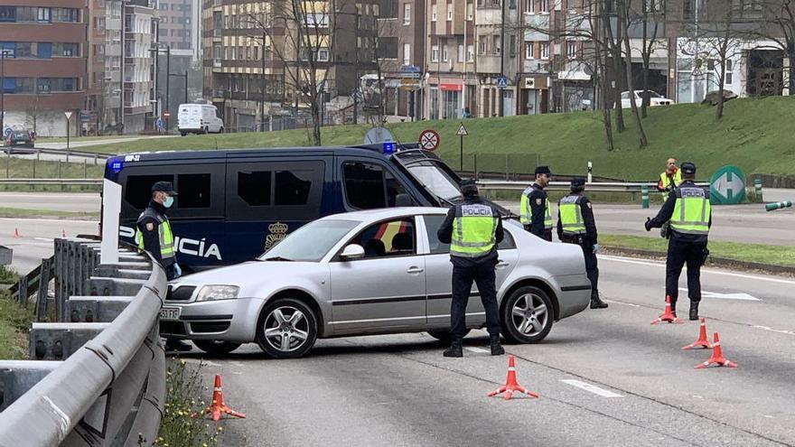 Un control policial en la plaza de Castilla.