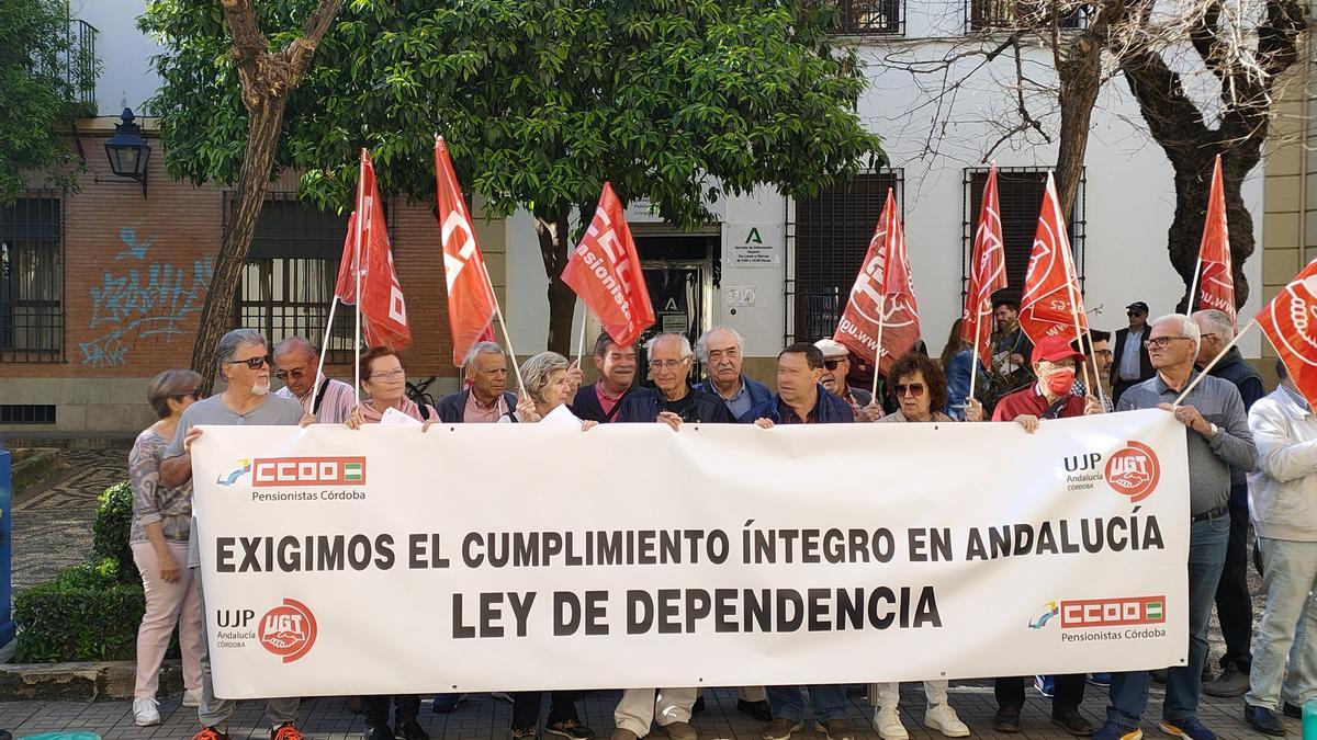 Concentración de CCOO y UGT frente a la sede de la Delegación de Inclusión Social.