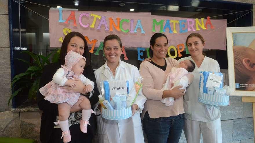 Las madres Salomé Gil y Cristina Durán con las profesionales del Hospital do Salnés. // Noé Parga