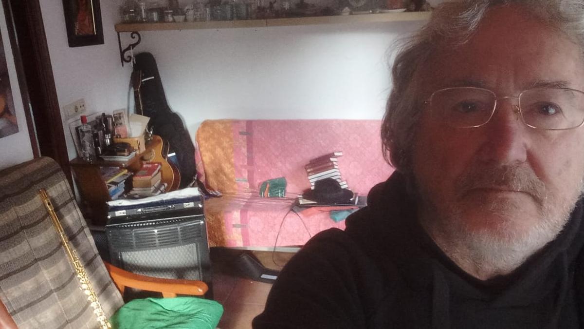 Armando Caballero, en su casa, donde residen en alquiler.