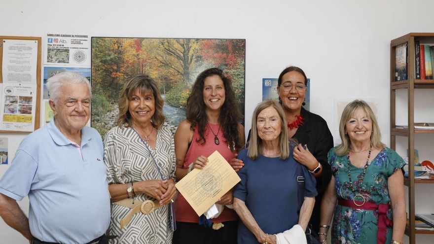Pablo Sánchez, Lourdes Campillo, Ana Rita Navalho, Paloma Ibáñez, Covadonga Díaz y Maribel Sáenz, durante el acto de entrega de la distinción.