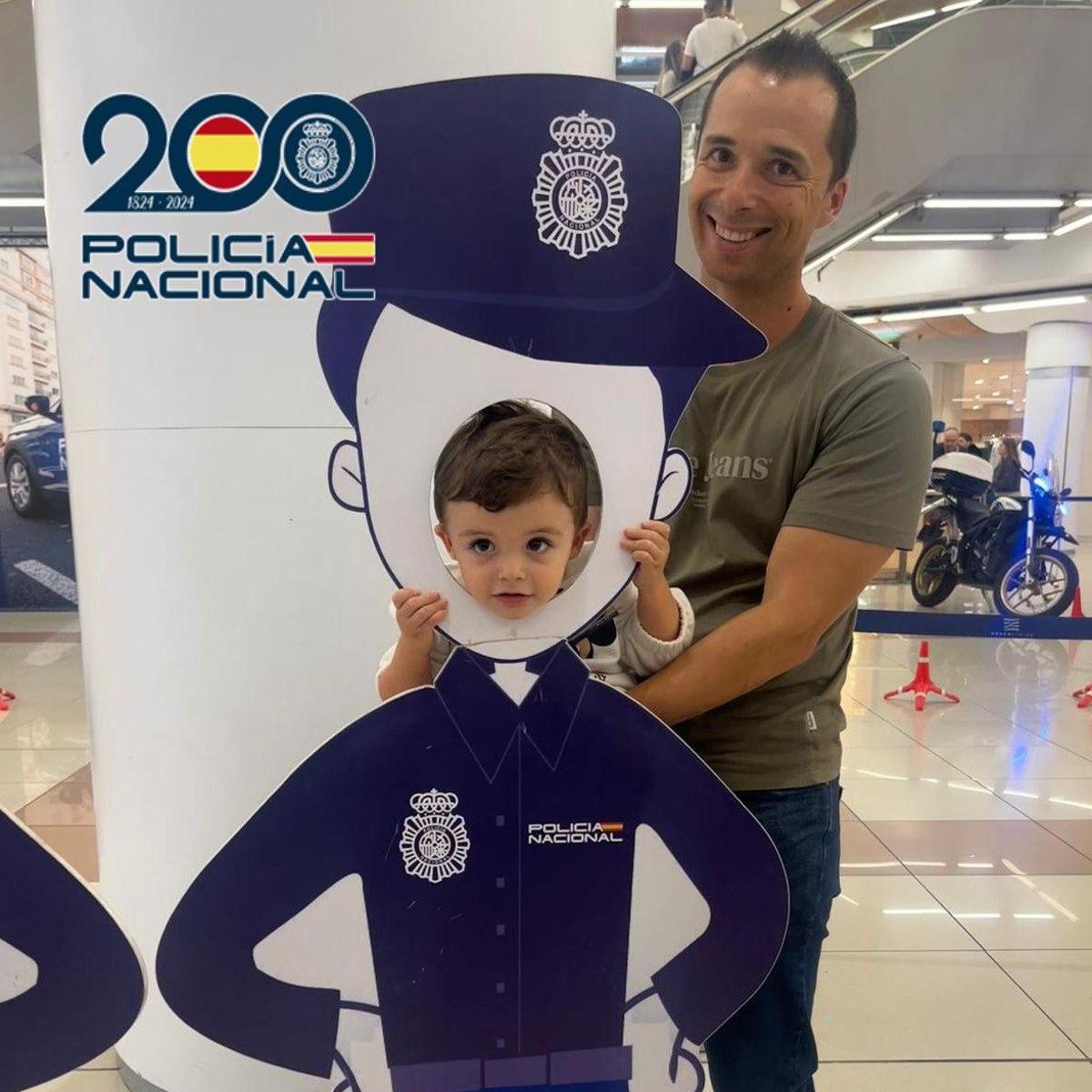 La Policía Nacional exhibe sus unidades en el centro comercial Nuevo Centro.