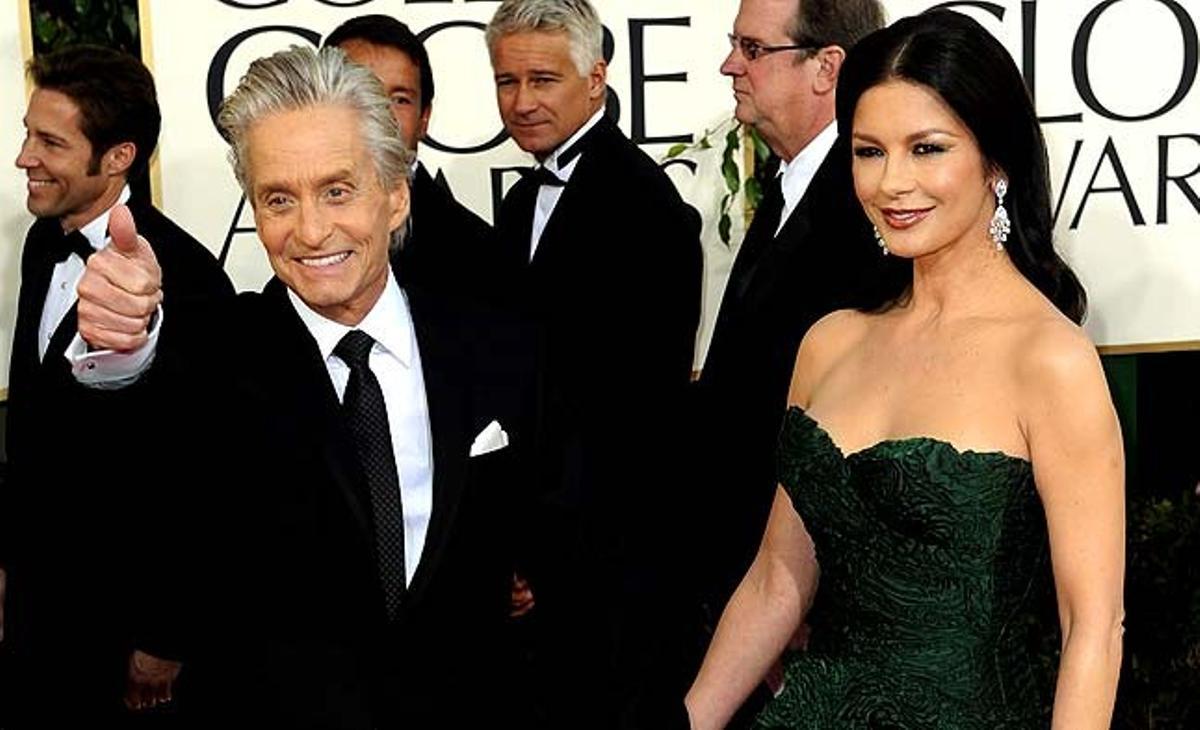 L’actor nord-americà Michael Douglas i la seva dona, l’actriu Catherine Zeta Jones, posen a l’arribar a la seixanta-vuitena edició dels Globus d’Or celebrada a l’Hotel Beverly Hilton a Los Angeles (Estats Units).
