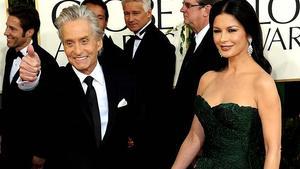 Una imagen de archivo del actor estadounidense Michael Douglas y su mujer, la actriz Catherine Zeta Jones, que posan a su llegada a la sexagésimoctava edición de los Globos de Oro celebrada en el Hotel Beverly Hilton en Los Ángeles (Estados Unidos).