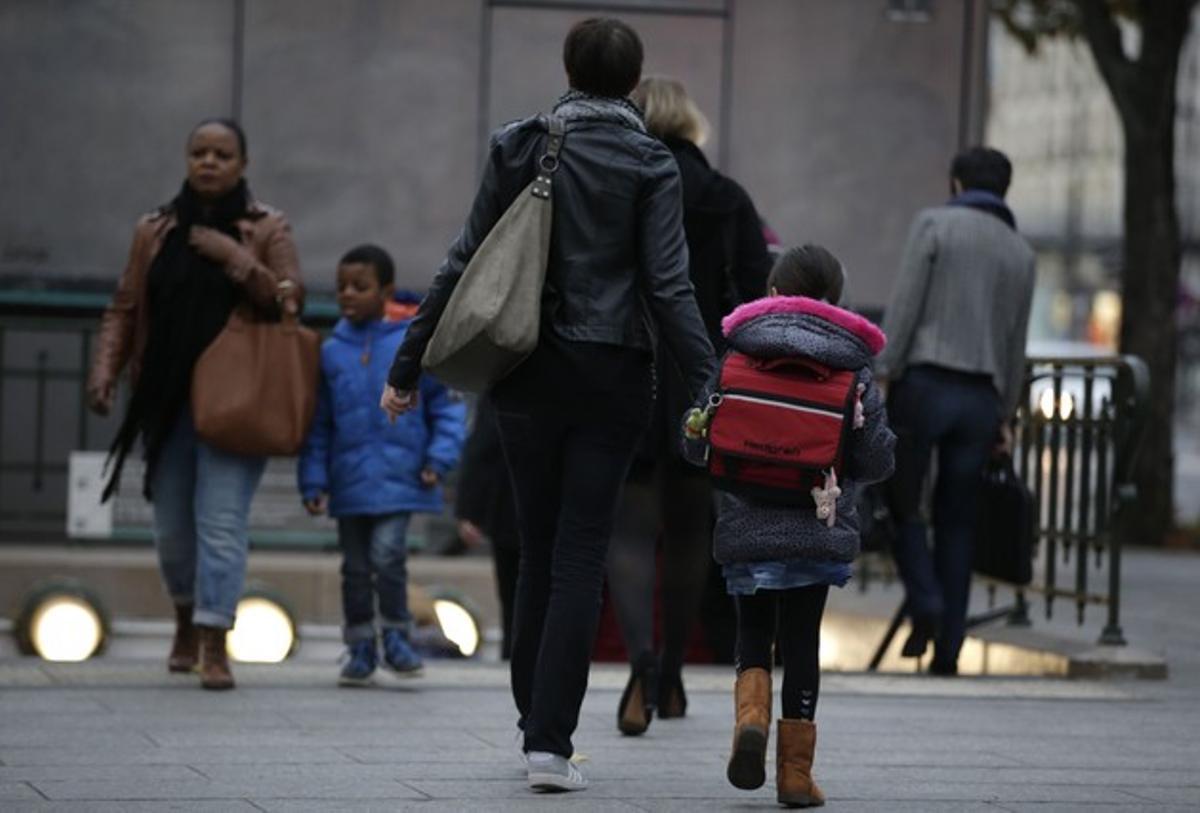 Escolars francesos, camí de l’escola amb els seus pares, aquest dilluns a París. Escolars francesos, camí de l’escola amb els seus pares, aquest dilluns a París.