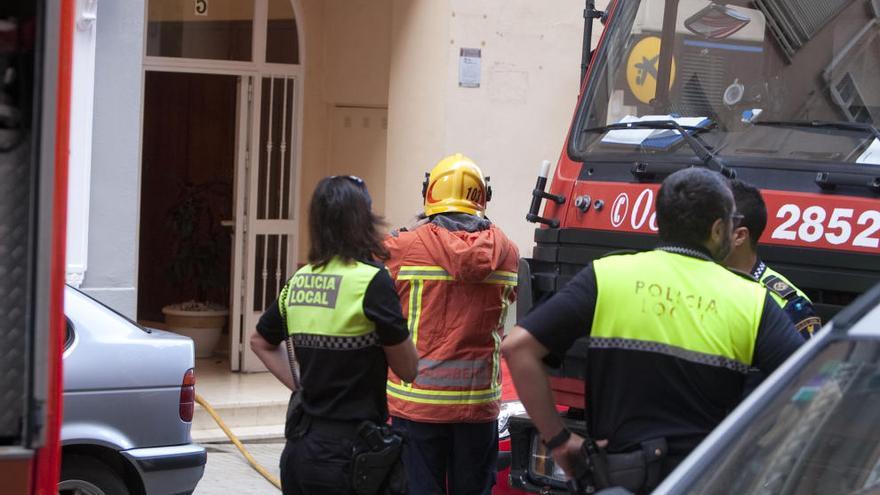 Incendio por culpa de una bombilla en una vivienda dúplex de la calle Bisbes de Xàtiva